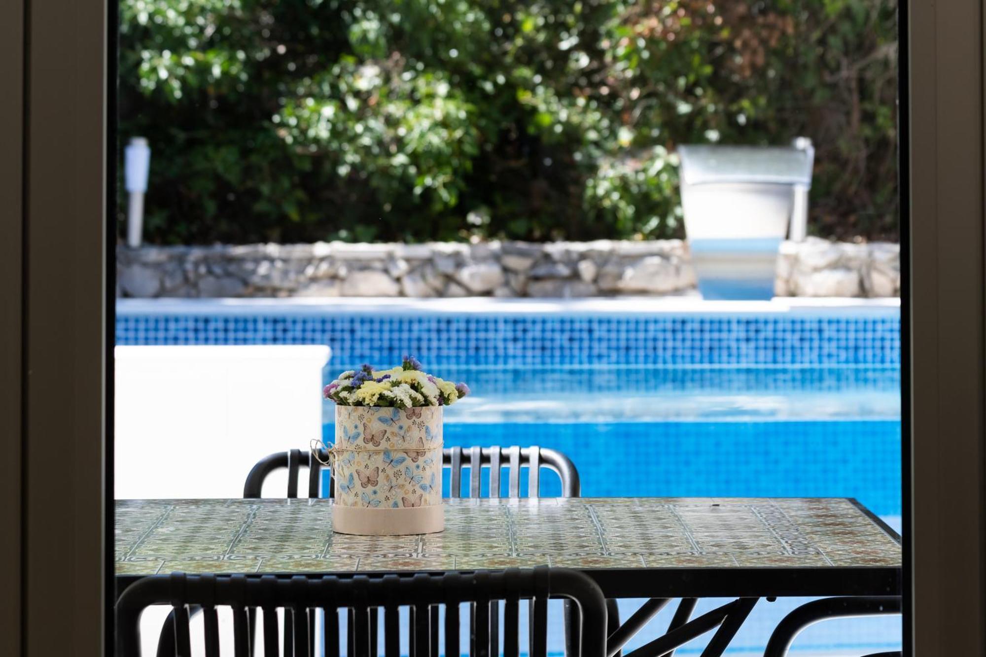 Hedonia With Heated Pool, Diklo Maison d'hôtes