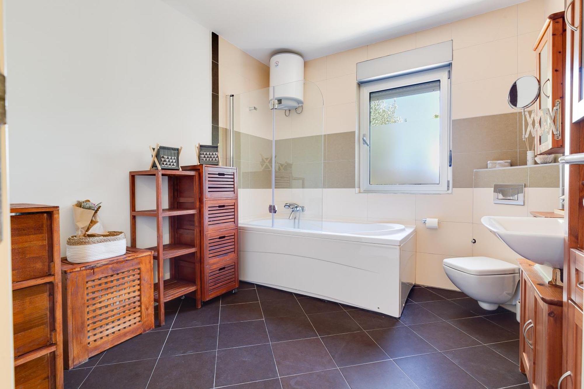 Hedonia With Heated Pool, Diklo